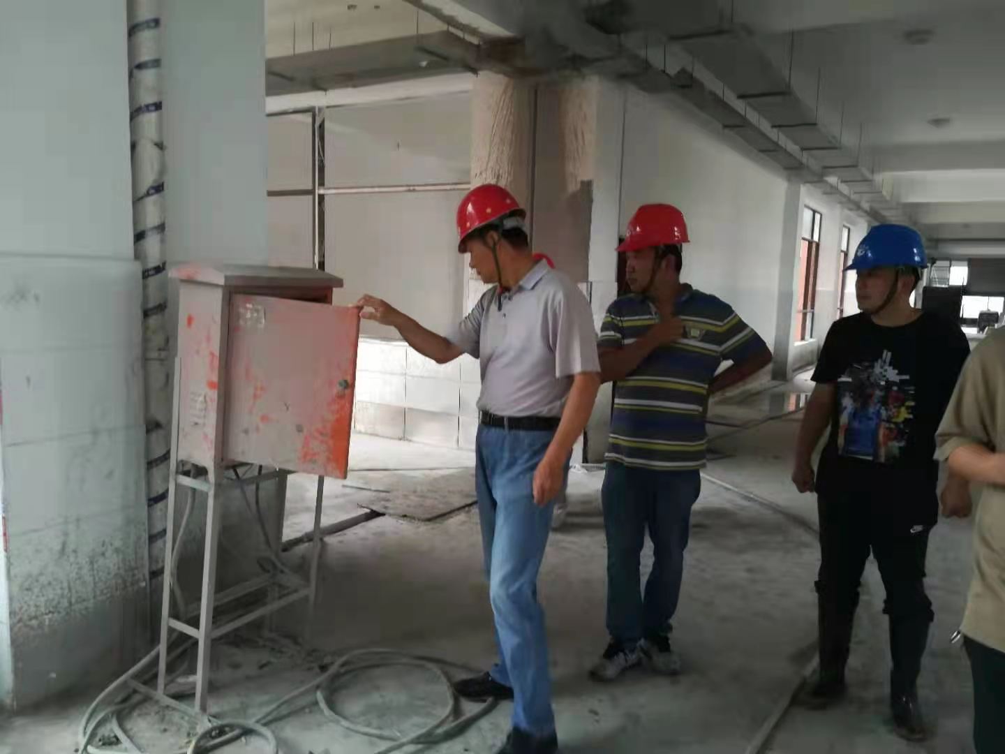 安全检查1.jpg 安全检查1.jpg